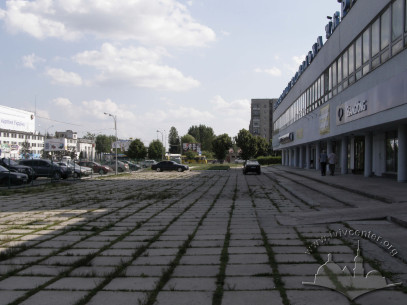 Вул. В. Великого, 2. Площа перед комбінатом