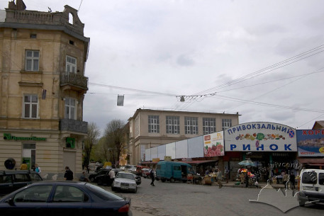 Vul. Fedkovycha, 30-32. View from Lypneva square, market "Pryvokzalnyi" is seen on the foreground.