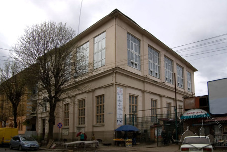 Vul. Fedkovycha, 30. The other sports club building constructed in the 1950s in neoclassicist style.