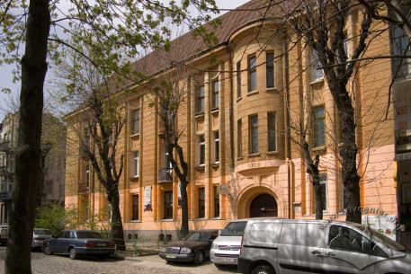 Vul. Fedkovycha, 32. Older building's main facade.