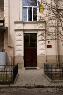 Vul. Fedkovycha, 30. Newer building's main entrance design.