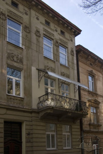 Vul. Sevastopolska, 4. A lateral part of the main facade
