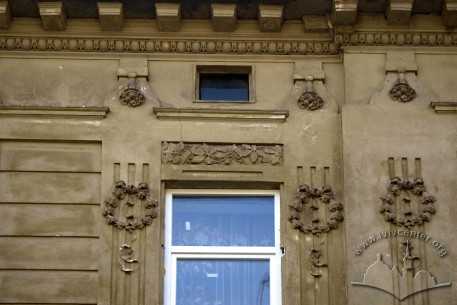Vul. Sevastopolska, 4. Plasterwork on the facade (level of 3rd floor)