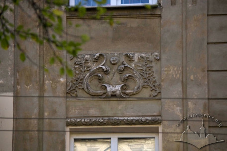 Vul. Sevastopolska, 4. Plasterwork between windows on the 2nd and 3rd floor