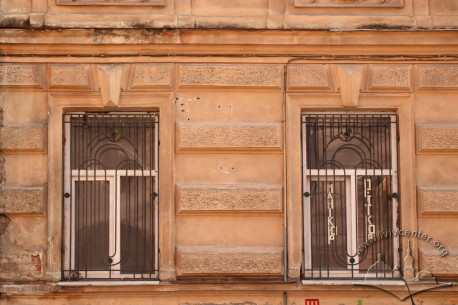 Vul. Konyskoho, 3. Ground floor windows