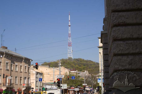 Замкова гора і парк "Високий замок" на схилах, вид з південного заходу (середмістя, район оперного театру).