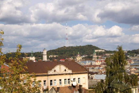 Замкова гора, вид з пагорбів Цитаделі. З лівого боку – телевежа, з правого – копець Люблінської унії.