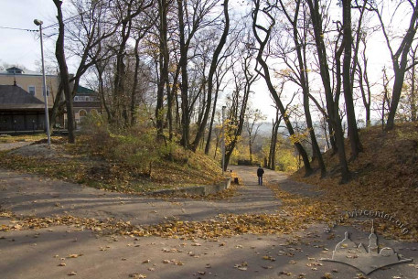 Вулиця Високий Замок, підйом до нижньої тераси однойменного парку.