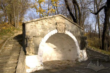 Парк "Високий замок", штучний грот.