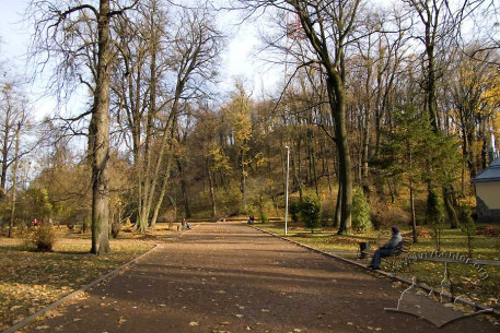 Парк "Високий замок", західна частина нижньої тераси і головна алея.