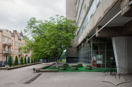 Residential housing on the opposite side of vul. Karpinskoho. On the right, the passageway to the courtyard of the academic buildings #1, #2, #3, #4