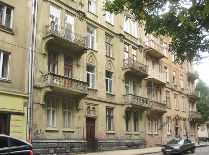 Вул. Вітовського. Вид на будинки 31 і 33.