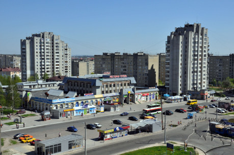 Просп. Червоної Калини, 109. Загальний вигляд будинку в оточуючій забудові