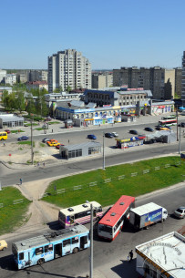 Просп. Червоної Калини, 109. Загальний вигляд будинку в оточуючій забудові
