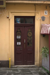 Vul. Halytska, 13. The main entrance