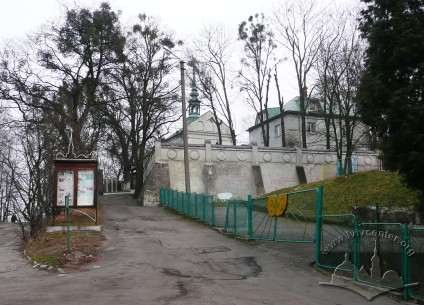 Вул. Довбуша, 24. Вхід на територію церкви