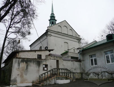 Вул. Довбуша, 24. Вхід до церкви