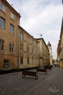Вул. Лесі Українки, 12. Будинок в оточуючій забудові