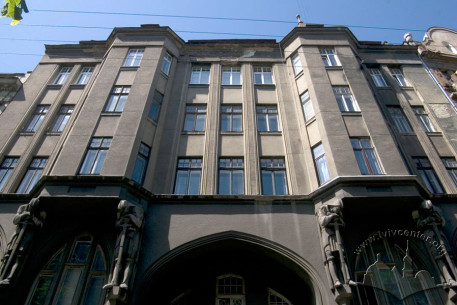 Vul. Kniazia Romana, 6. Principal facade. A fragment