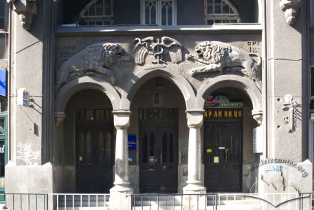 Vul. Kniazia Romana, 6. The main entrance