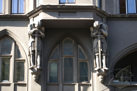 Vul. Kniazia Romana, 6. Atlants supporting one of the bay windows on the principal facade