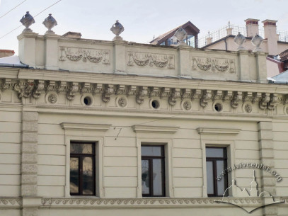 Вул. Театральна, 11. 3. Центральна частина північного фасаду з аттиком