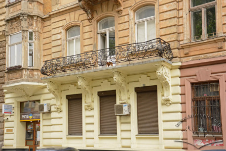 Вул. Листопадового чину, 3. Фрагмент фасаду в рівні 1-2-го поверхів