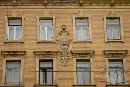 Вул. Листопадового чину, 3 і 5. Крайні вікна обох будинків на 3-му і 4-му поверхах. Посередині - картуш з датою завершення будівництва об'єктів