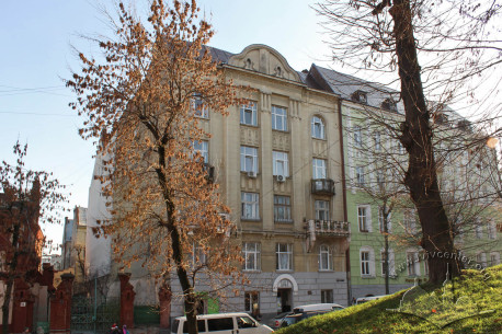 Вул. Дорошенка, 75.