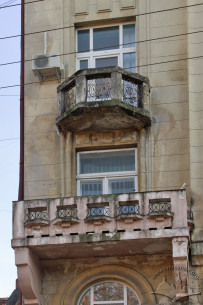 Вул. Дорошенка, 75. Балкони 2-го і 3-го поверхів