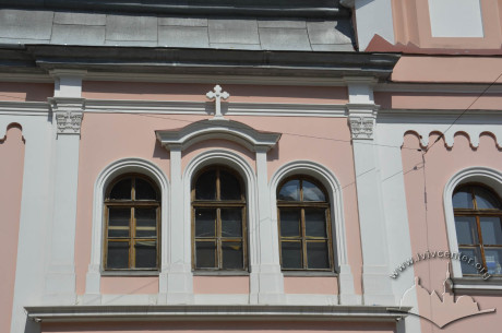 Вул. Пекарська, 59. Вікна у центрі 2-го поверху на південному фасаді