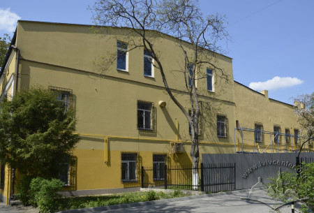 Vul. Pekarska, 61. The building's eastern facade