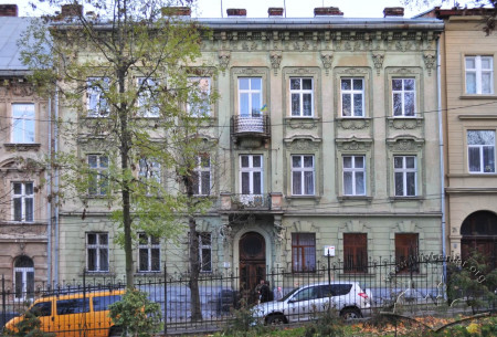 Вул. Крушельницької, 19а. Головний фасад будинку, вигляд з території парку ім. Франка