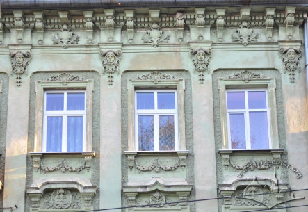 Вул. Крушельницької, 19а. Вікна 3-го поверху