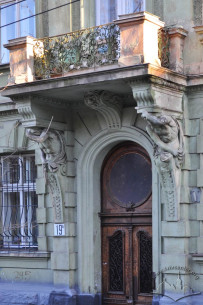 Вул. Крушельницької, 19а. Головний вхід до будинку