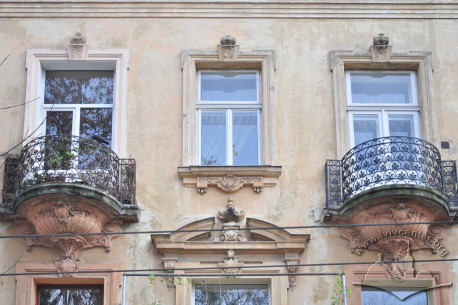 Вул. Крушельницької, 11. Вікна і балкони 3-го поверху у центрі фасаду