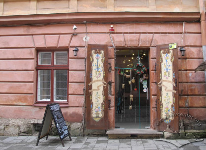 Vul. Virmenska, 27. The entrance to a cafe
