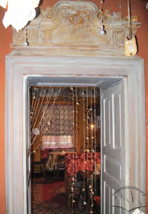Vul. Virmenska, 27. Overdoor decoration in the cafe's interior