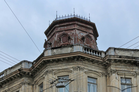 Вул. Гнатюка, 5-7. Завершення наріжника