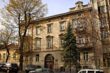 Vul. Lystopadovoho Chynu, 26. The building's principal facade