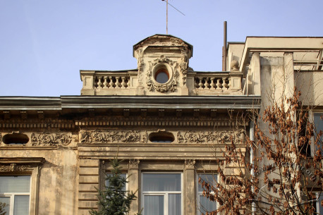 Vul. Lystopadovoho Chynu, 26. Attic above the lateral part of the facade which slightly projects out