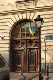 Vul. Lystopadovoho Chynu, 26. The main entrance gate