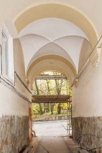 Vul. Lystopadovoho chynu, 26. The building's passageway covered with cross vaults