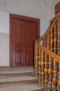 Vul. Lystopadovoho chynu, 26. The main staircase with an apartment entrance