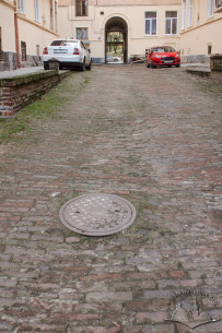 Vul. Lystopadovoho chynu, 26. Courtyard with the original brick pavement