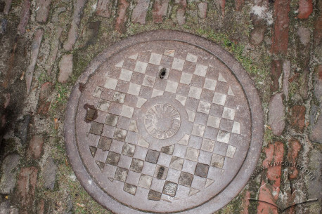 Vul. Lystopadovoho chynu, 26. Old manhole signed "Lwów W. Podhorodecki"
