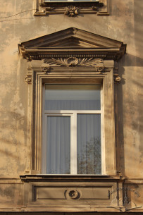 Vul. Lystopadovoho Chynu, 26. A 2nd floor window design