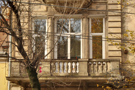 Vul. Lystopadovoho Chynu, 26. A 2nd floor balcony