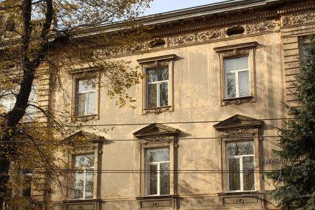 Vul. Lystopadovoho Chynu, 26. 2nd and 3rd floor windows