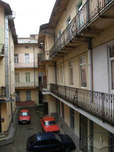 Вул. Менцинського, 3. Подвір'я будинку (вигляд з галереї головного корпусу будинку)